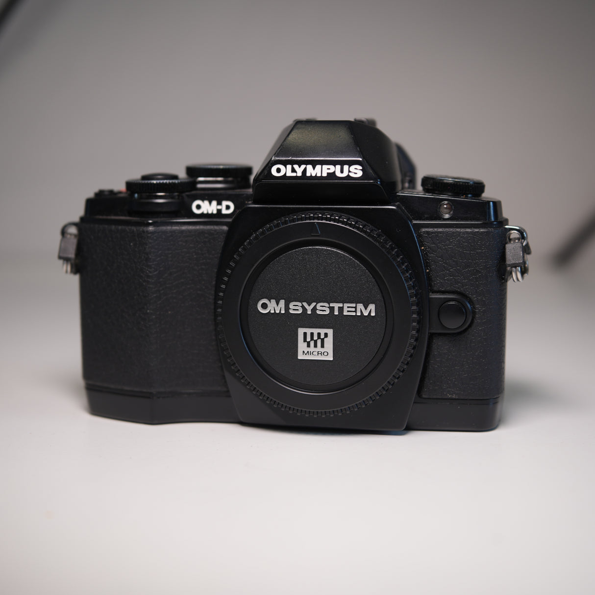 (USED) Olympus OM-D E-M10 Mirrorless Camera (Body Only)