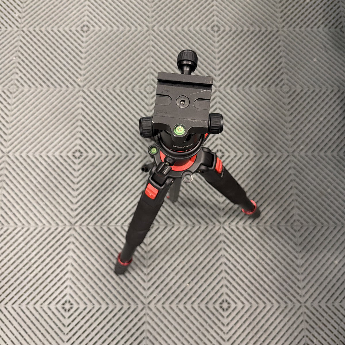 Used Neewer N284+G0 Tripod